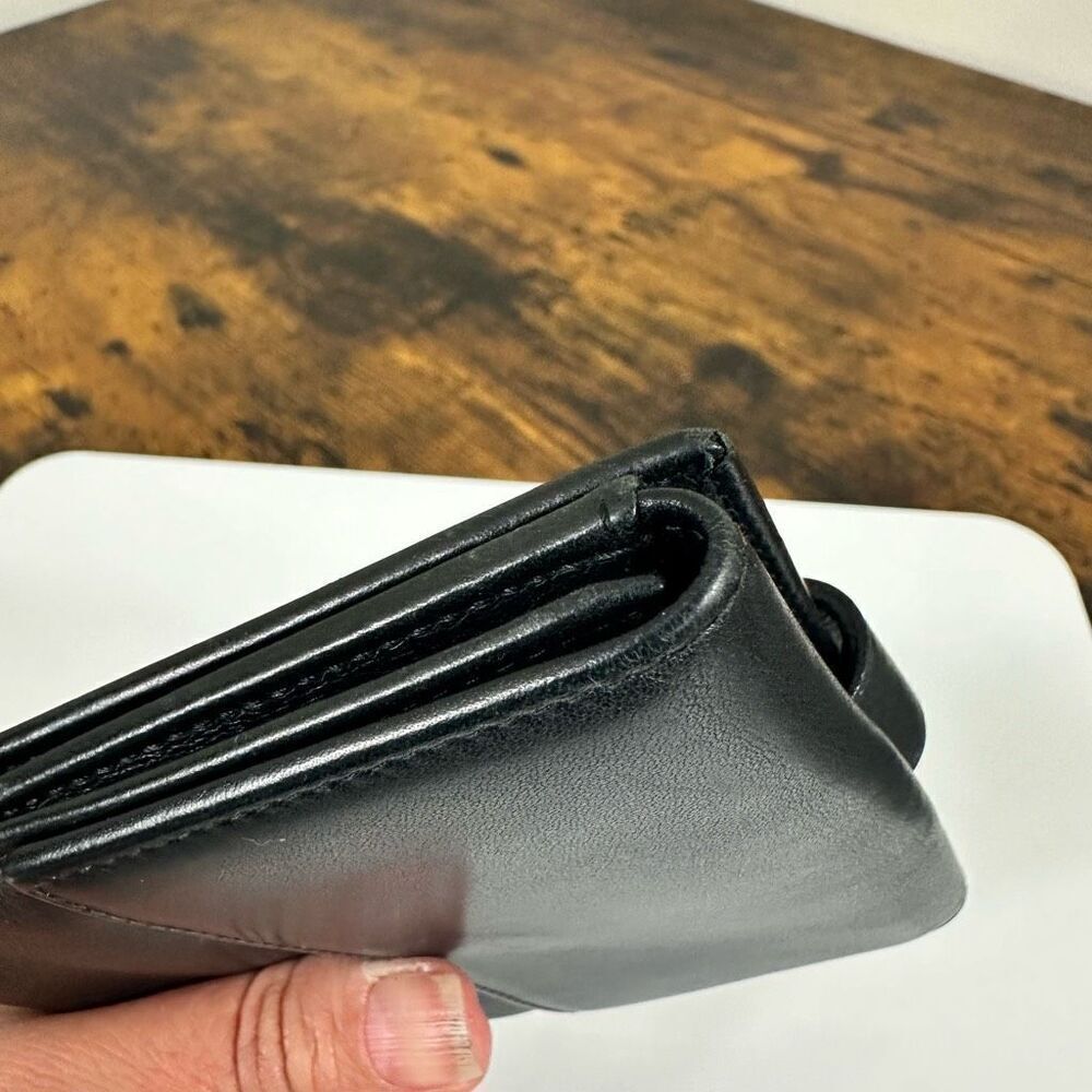 Gucci Trademark Plate Black Leather Compact Wallet - Picture 11 of 13